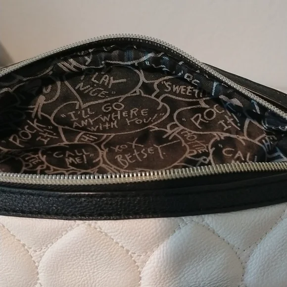 XOX BETSY JOHNSON PURSE Cream, Black, and Gold Heart Bag. - Picture 14 of 14